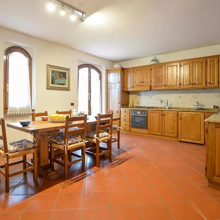 4 Bedroom Cozy In Apartment Camaiore