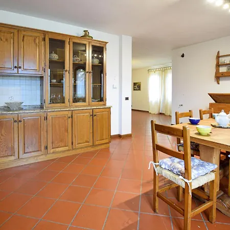 4 Bedroom Cozy In Apartment Camaiore